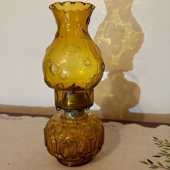 Vintage LE Smith Moon and Stars Amber Glass Oil Lamp - Picture 16 of 17